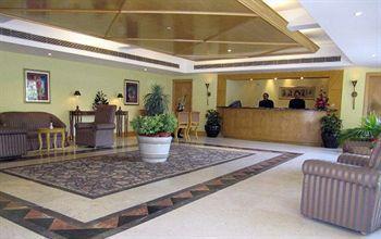 Ritz Plaza होटल 4*