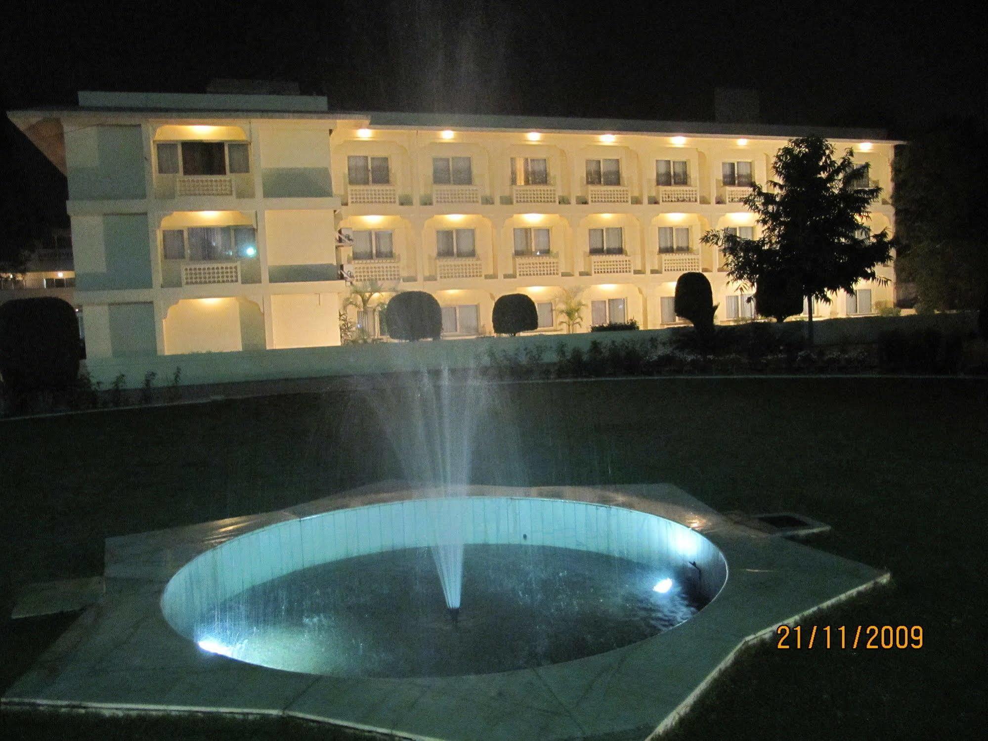 Ritz Plaza होटल